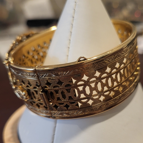 Vintage Freirich Victorian Revival Gold Tone Filigree Hinged Bangle Bracelet - Picture 5 of 7